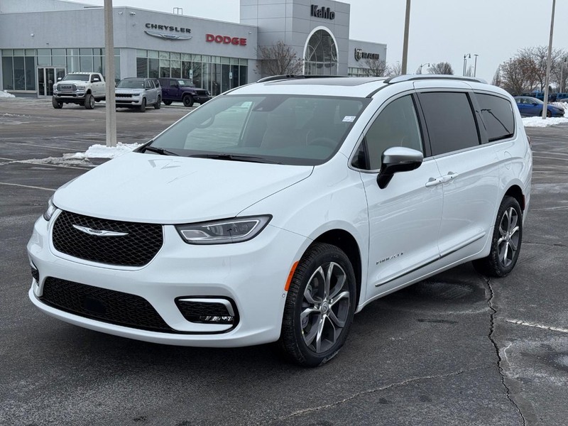 Chrysler Pacifica Vehicle Full-screen Gallery Image 10