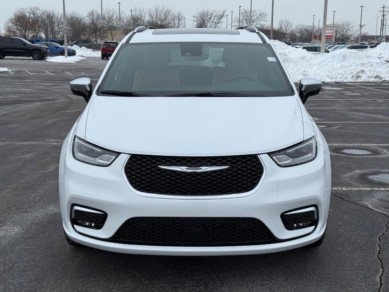 Chrysler Pacifica Vehicle Full-screen Gallery Image 11