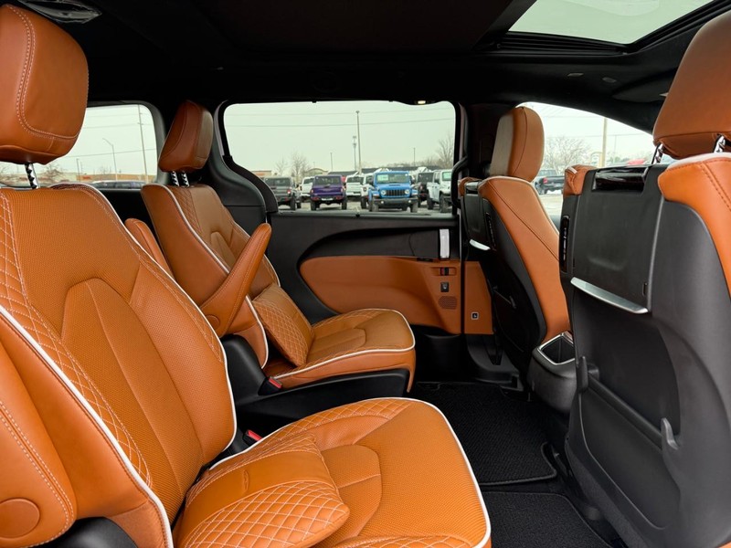 Chrysler Pacifica Vehicle Full-screen Gallery Image 12