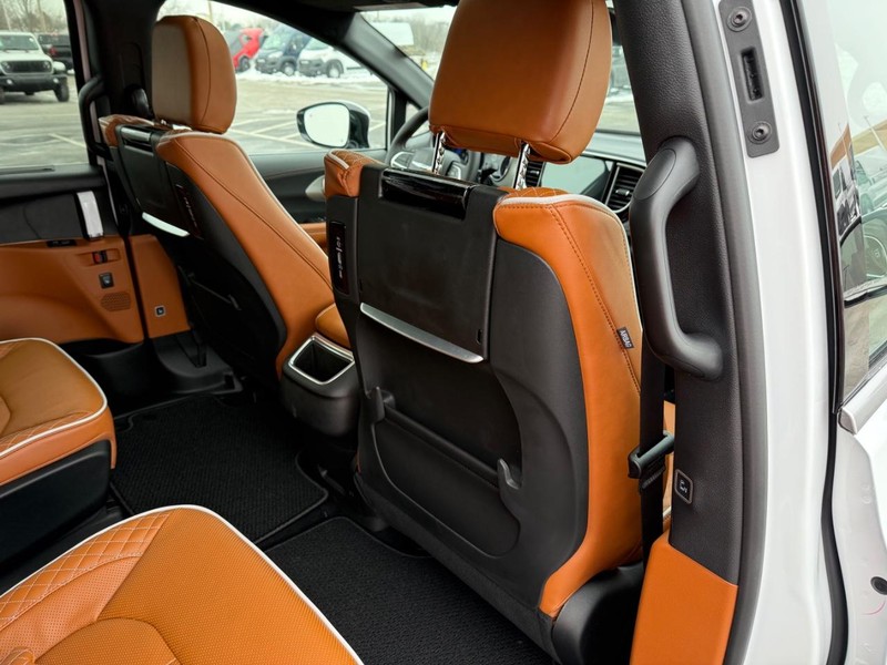 Chrysler Pacifica Vehicle Full-screen Gallery Image 13