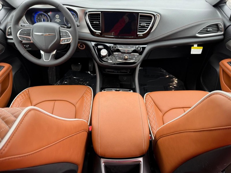 Chrysler Pacifica Vehicle Full-screen Gallery Image 15