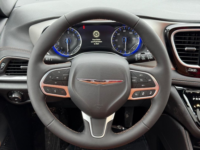 Chrysler Pacifica Vehicle Full-screen Gallery Image 16