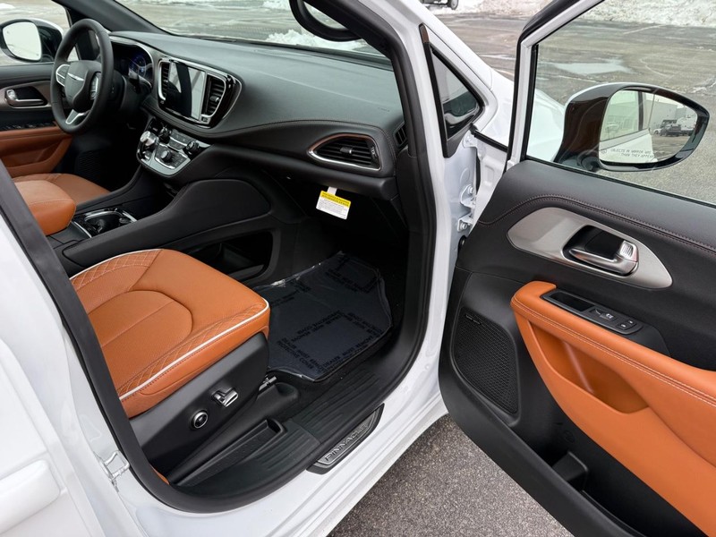 Chrysler Pacifica Vehicle Full-screen Gallery Image 17