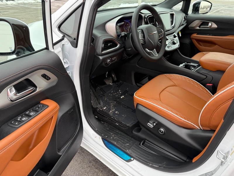 Chrysler Pacifica Vehicle Full-screen Gallery Image 19