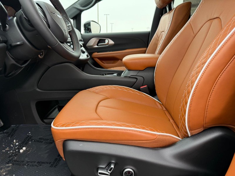 Chrysler Pacifica Vehicle Full-screen Gallery Image 20