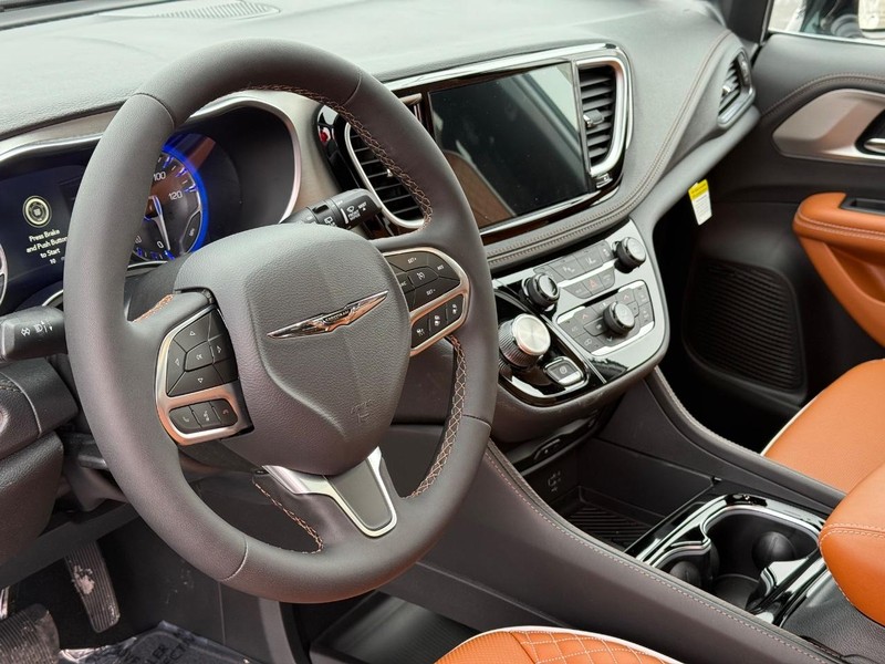 Chrysler Pacifica Vehicle Full-screen Gallery Image 21