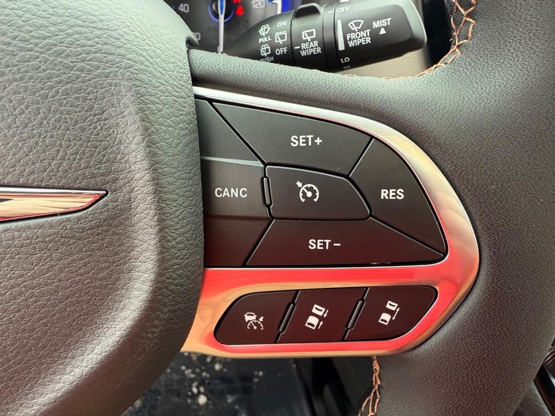 Chrysler Pacifica Vehicle Full-screen Gallery Image 23