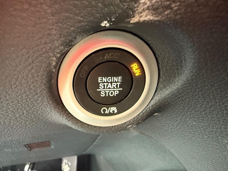 Chrysler Pacifica Vehicle Full-screen Gallery Image 24