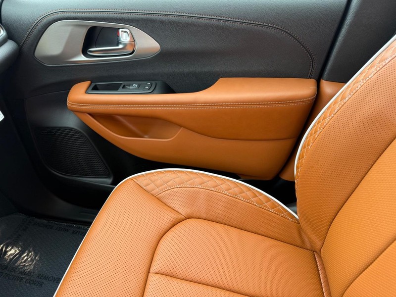 Chrysler Pacifica Vehicle Full-screen Gallery Image 29