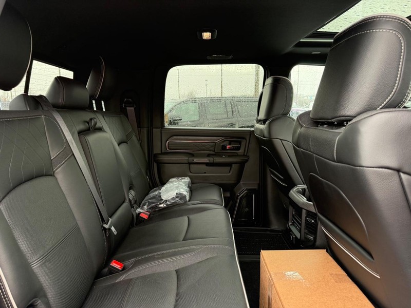 Ram 2500 Vehicle Full-screen Gallery Image 11