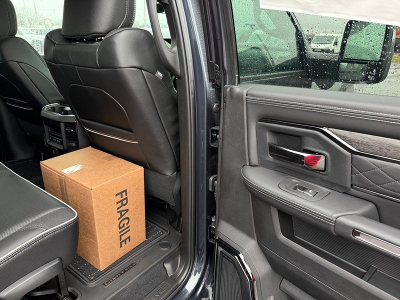 Ram 2500 Vehicle Full-screen Gallery Image 12