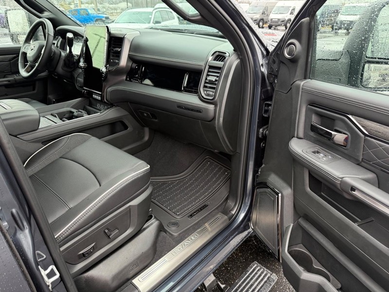 Ram 2500 Vehicle Full-screen Gallery Image 16