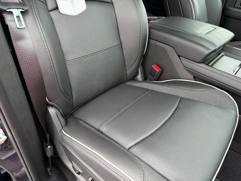 Ram 2500 Vehicle Full-screen Gallery Image 17