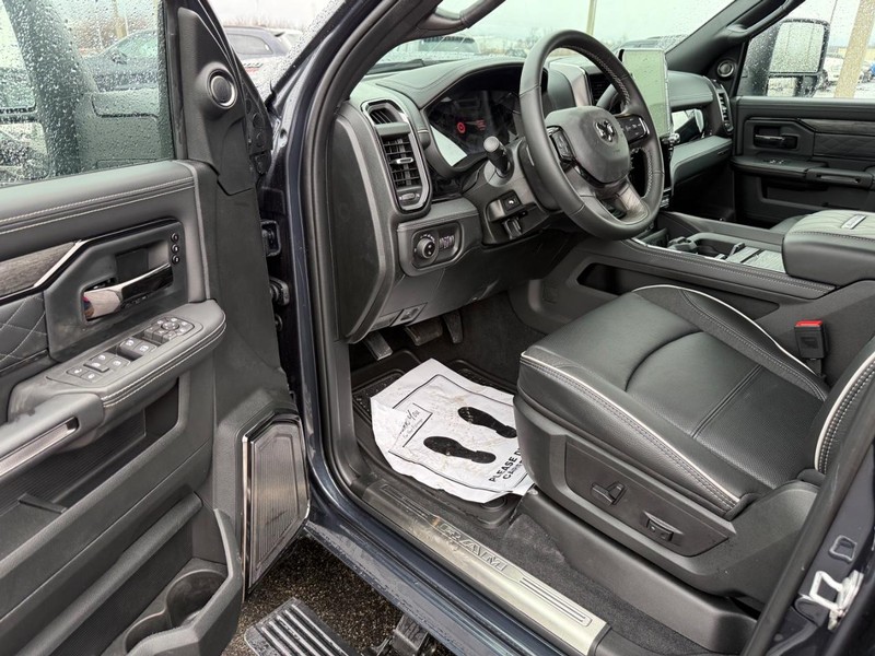 Ram 2500 Vehicle Full-screen Gallery Image 18