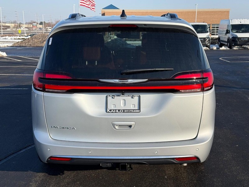 Chrysler Pacifica Vehicle Full-screen Gallery Image 4