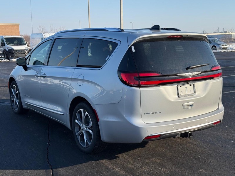 Chrysler Pacifica Vehicle Full-screen Gallery Image 5