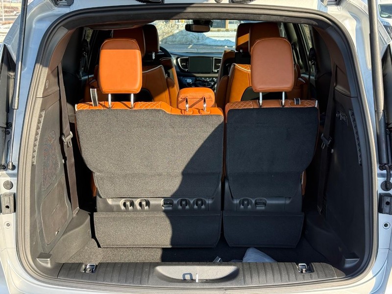 Chrysler Pacifica Vehicle Full-screen Gallery Image 7