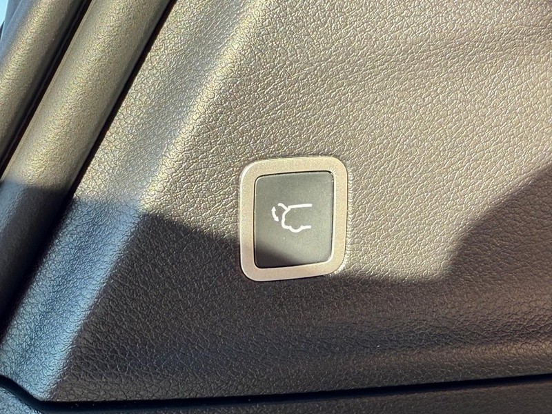 Chrysler Pacifica Vehicle Full-screen Gallery Image 8