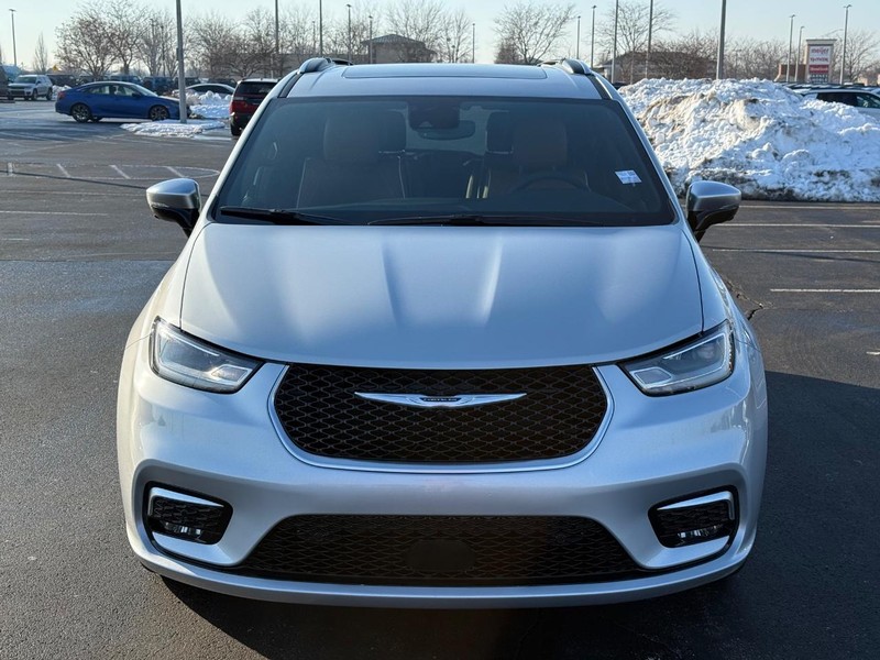 Chrysler Pacifica Vehicle Full-screen Gallery Image 10