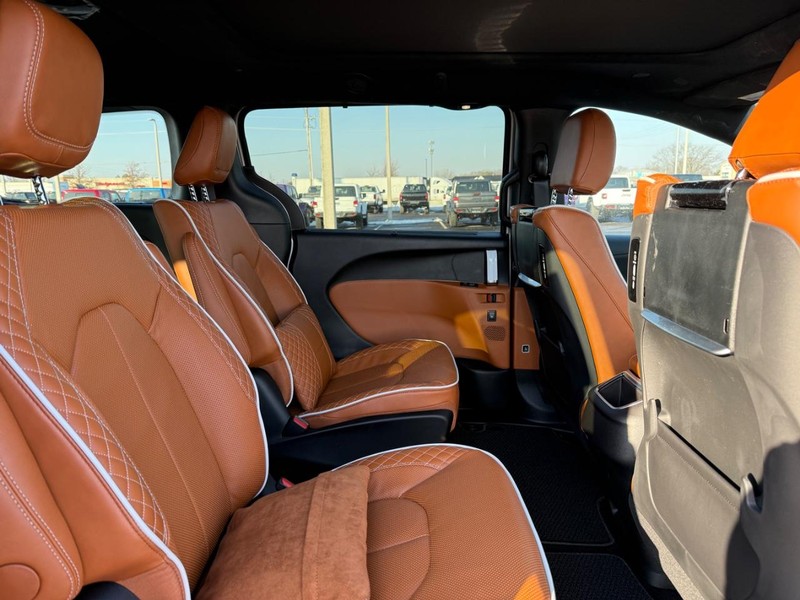 Chrysler Pacifica Vehicle Full-screen Gallery Image 11