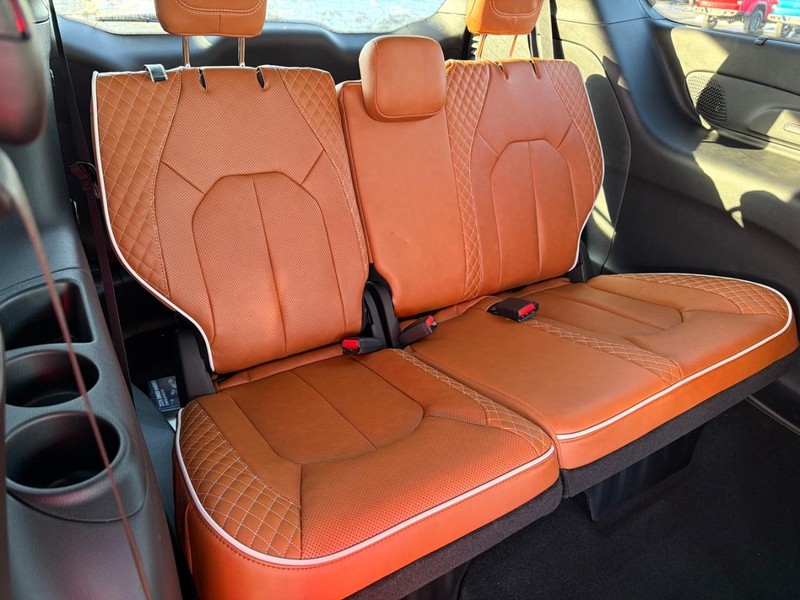 Chrysler Pacifica Vehicle Full-screen Gallery Image 13