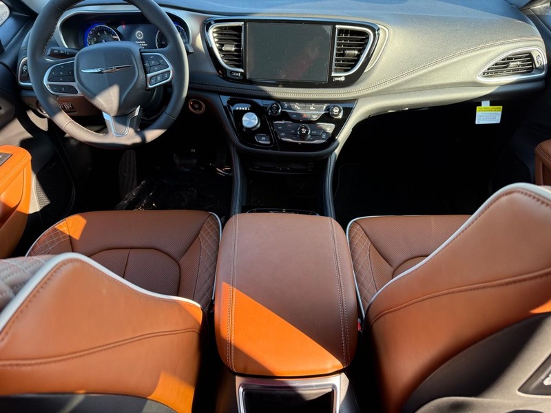 Chrysler Pacifica Vehicle Full-screen Gallery Image 14