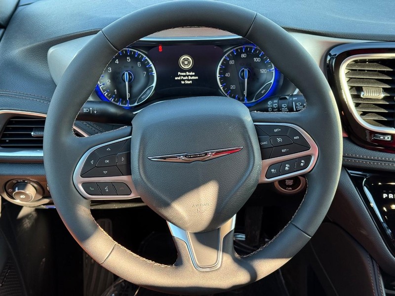 Chrysler Pacifica Vehicle Full-screen Gallery Image 15