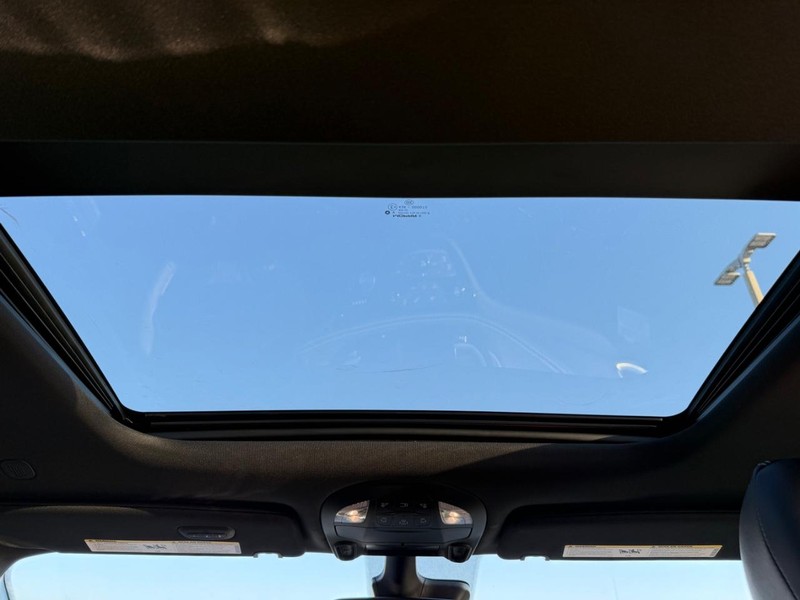 Chrysler Pacifica Vehicle Full-screen Gallery Image 16