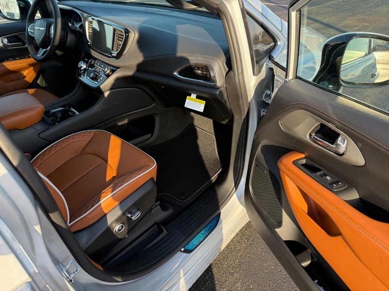 Chrysler Pacifica Vehicle Full-screen Gallery Image 17