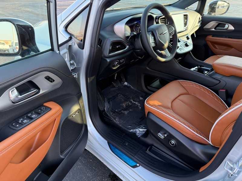 Chrysler Pacifica Vehicle Full-screen Gallery Image 19