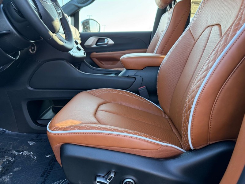 Chrysler Pacifica Vehicle Full-screen Gallery Image 20