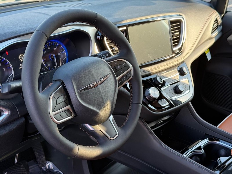 Chrysler Pacifica Vehicle Full-screen Gallery Image 21