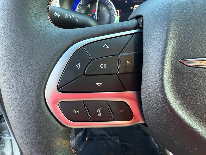 Chrysler Pacifica Vehicle Full-screen Gallery Image 22