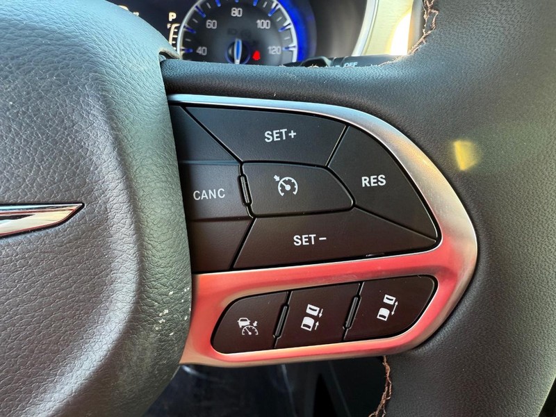 Chrysler Pacifica Vehicle Full-screen Gallery Image 23