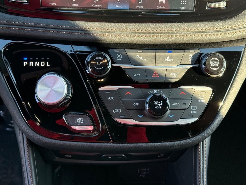 Chrysler Pacifica Vehicle Full-screen Gallery Image 27