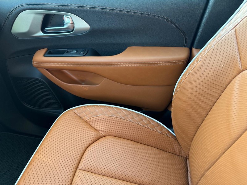 Chrysler Pacifica Vehicle Full-screen Gallery Image 29