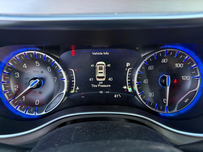 Chrysler Pacifica Vehicle Full-screen Gallery Image 30