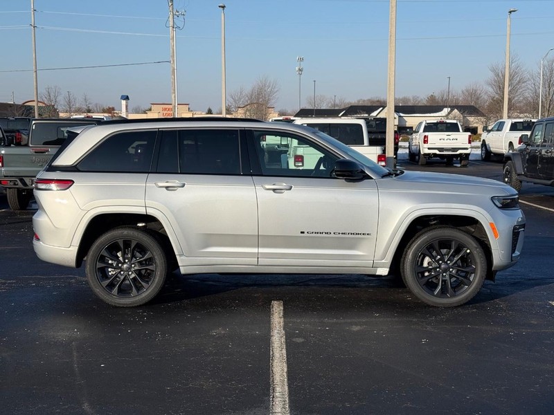 Jeep Grand Cherokee Vehicle Full-screen Gallery Image 2