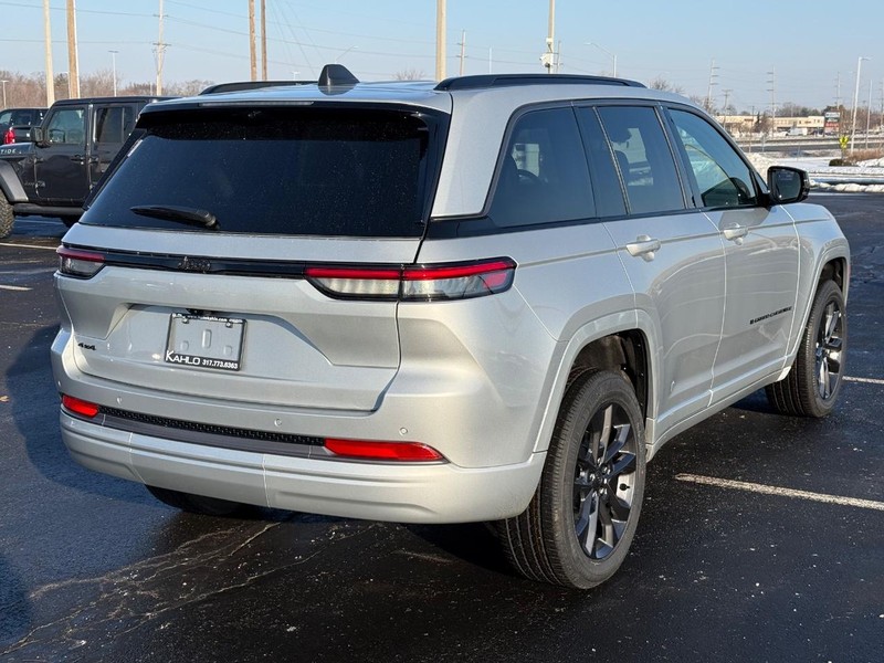 Jeep Grand Cherokee Vehicle Full-screen Gallery Image 3
