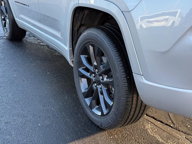 Jeep Grand Cherokee Vehicle Full-screen Gallery Image 6