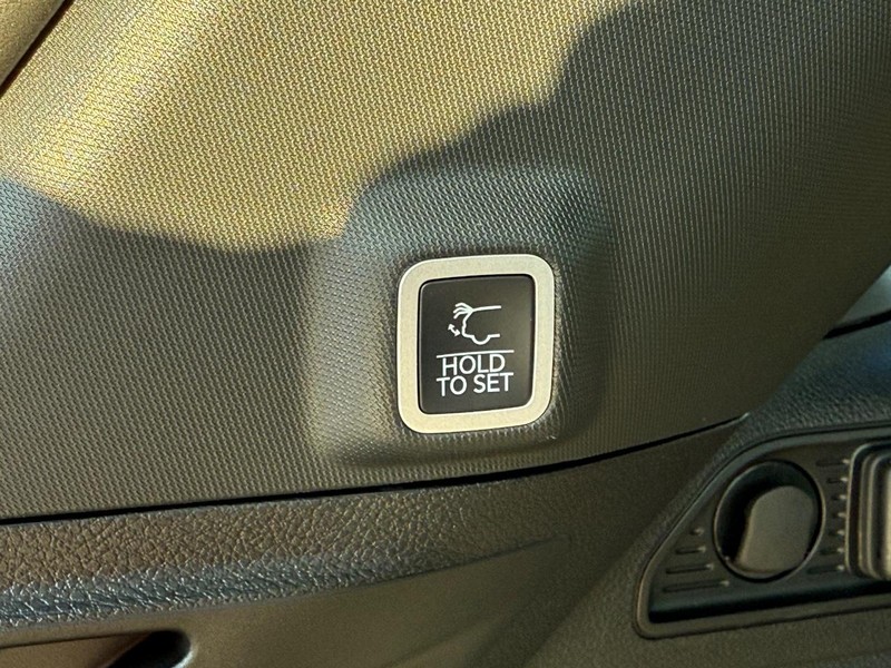 Jeep Grand Cherokee Vehicle Full-screen Gallery Image 8