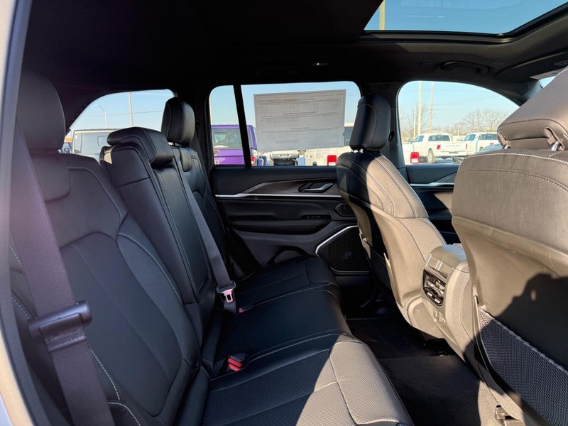 Jeep Grand Cherokee Vehicle Full-screen Gallery Image 11