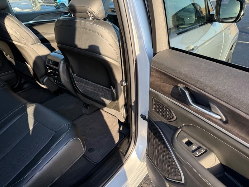 Jeep Grand Cherokee Vehicle Full-screen Gallery Image 12