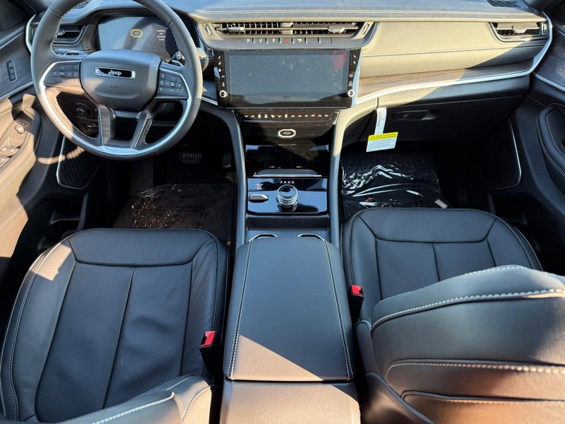 Jeep Grand Cherokee Vehicle Full-screen Gallery Image 14