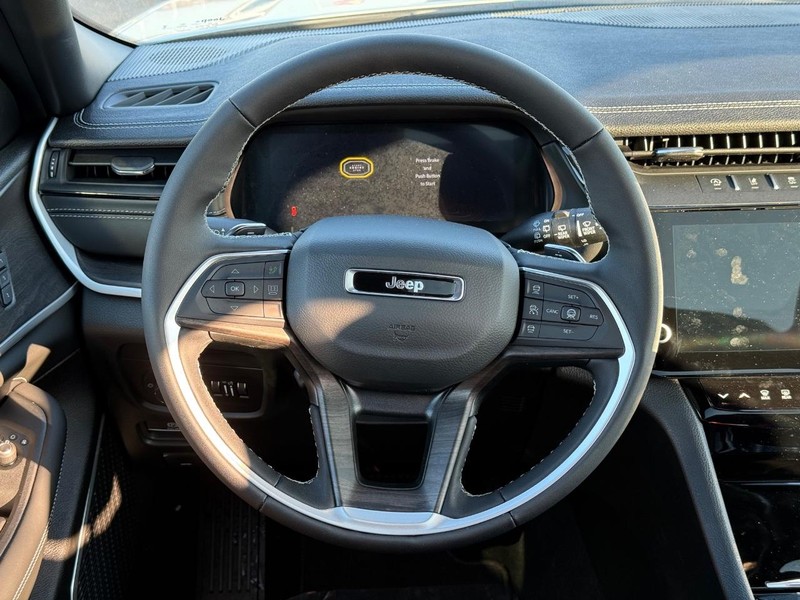 Jeep Grand Cherokee Vehicle Full-screen Gallery Image 15