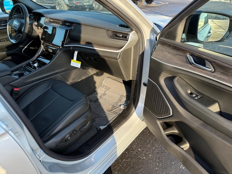 Jeep Grand Cherokee Vehicle Full-screen Gallery Image 16