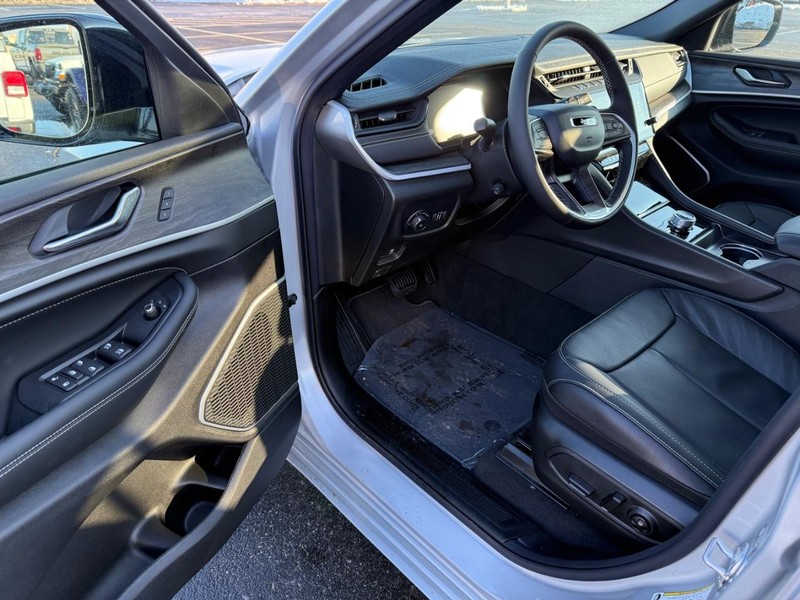 Jeep Grand Cherokee Vehicle Full-screen Gallery Image 18