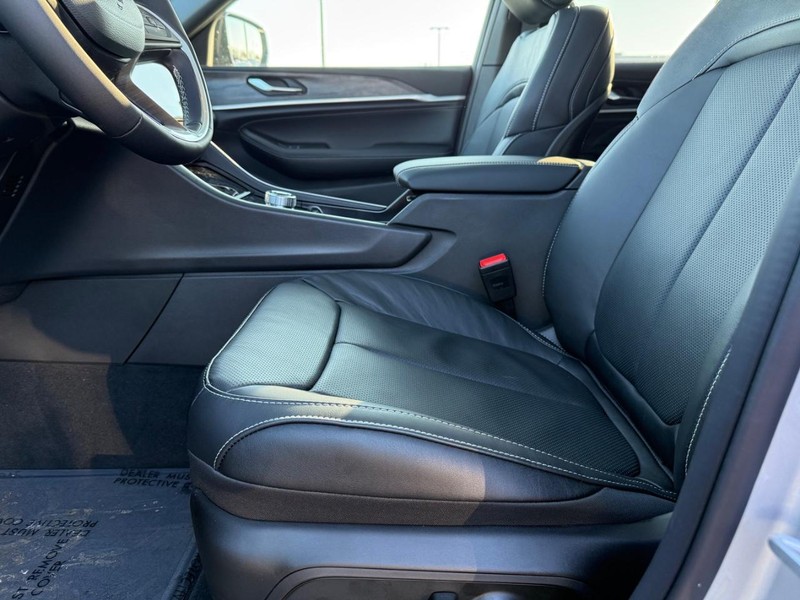 Jeep Grand Cherokee Vehicle Full-screen Gallery Image 19