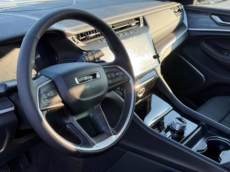 Jeep Grand Cherokee Vehicle Full-screen Gallery Image 20