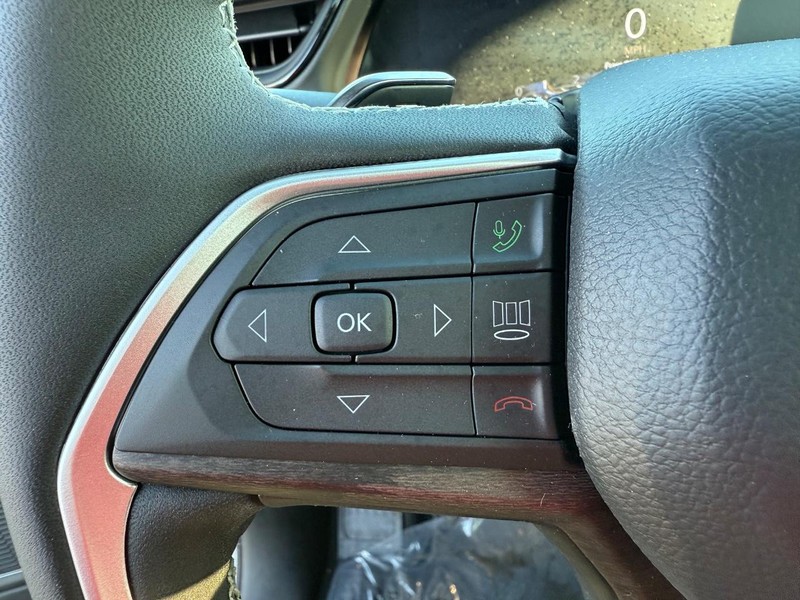 Jeep Grand Cherokee Vehicle Full-screen Gallery Image 21